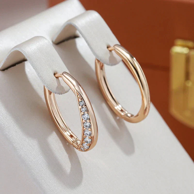 Elegante, zierliche Creolen mit funkelnden Zirkonia-Kristallen für Frauen