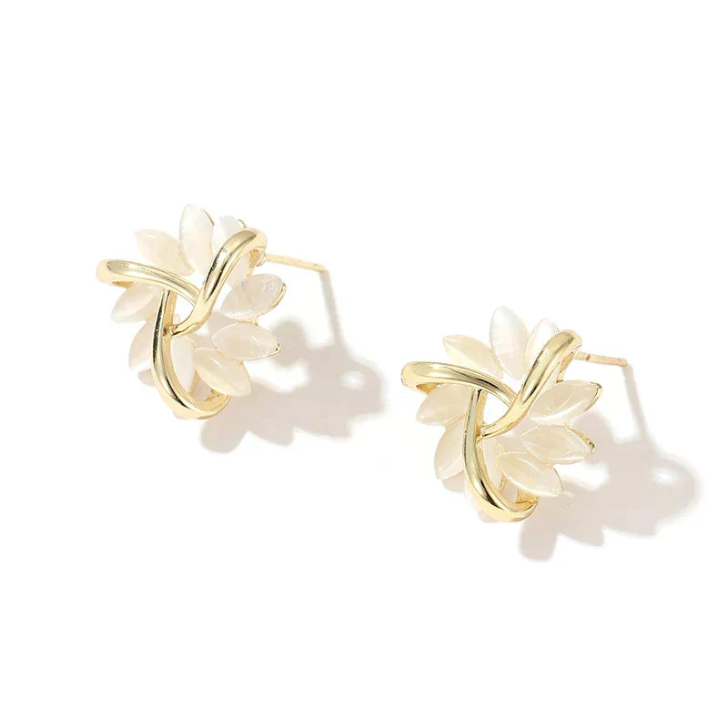 Opal-Flocken Ohrringe, Goldene Blütenform, Elegant Edelstein-Look
