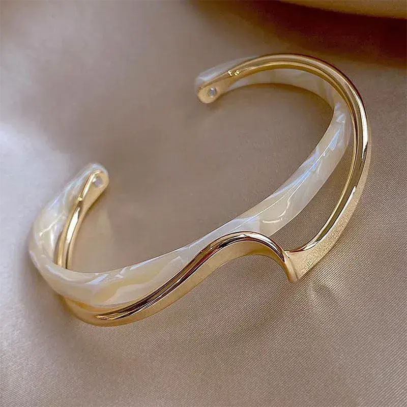 Modernes Wellen-Design Armband in Perlmutt-Optik und Metall