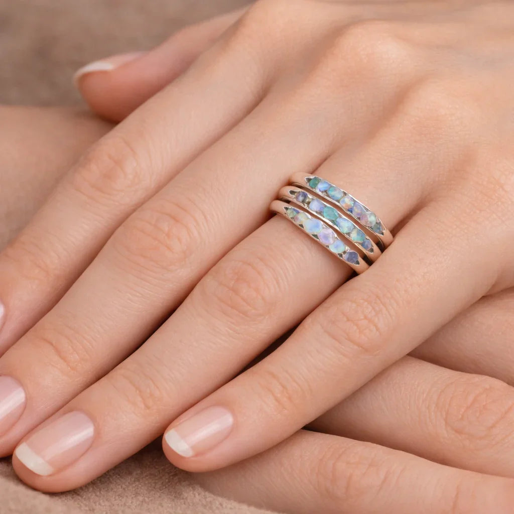 Vintage-Ring mit geschichteten blauen Steinen
