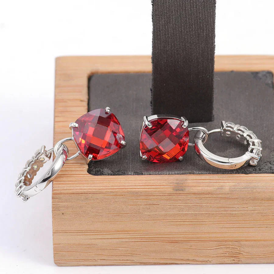 Funkelnde Rubin-Cushion-Ohrringe mit Zirkonia im Diamant-Look