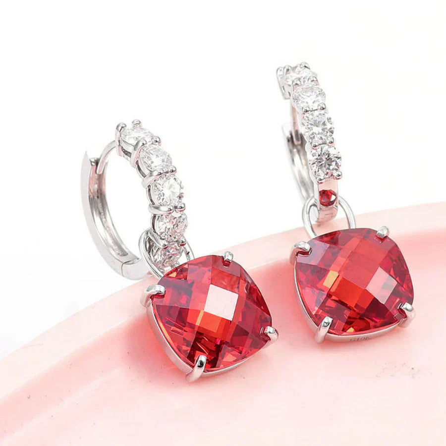 Funkelnde Rubin-Cushion-Ohrringe mit Zirkonia im Diamant-Look
