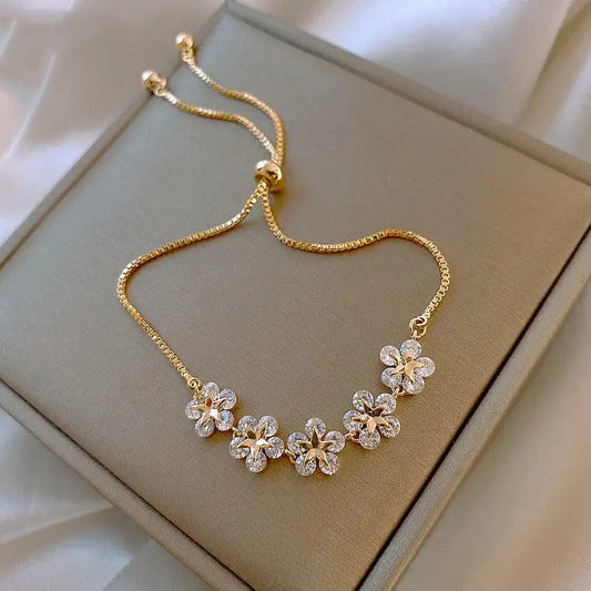 Elegantes Blumen-Armband mit verstellbarem Kettchen und funkelnden Kristallsteinen