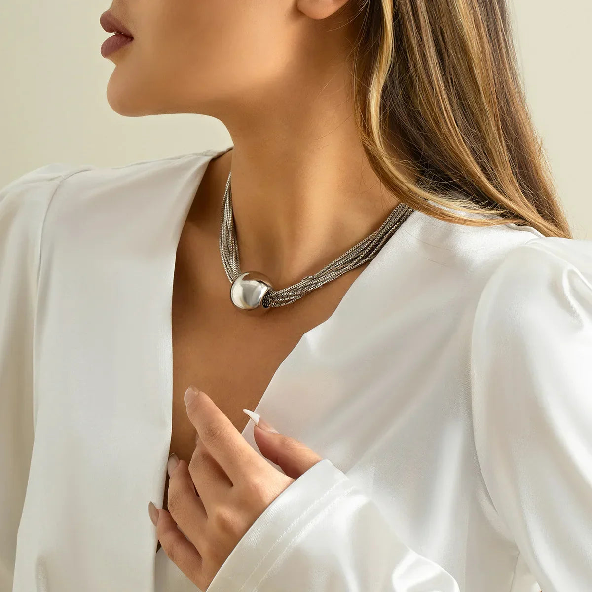 Elegante Mehrreihige Halskette mit Glänzender Metallkugel Anhänger
