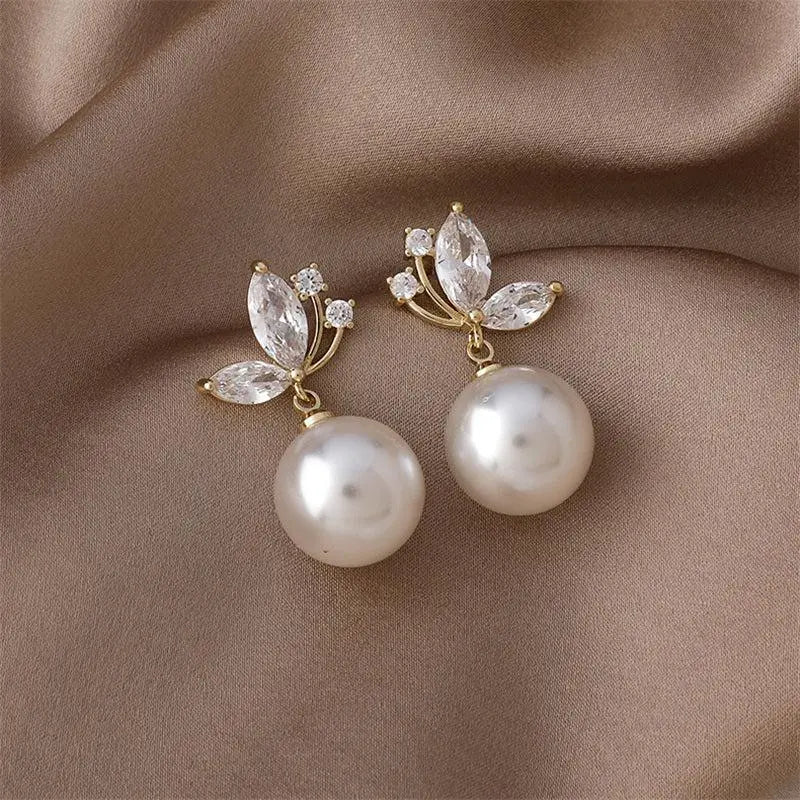 Elegante Blätter-Ohrringe mit glitzernden Kristallen und Perlen