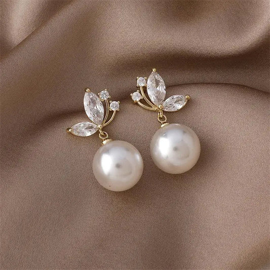 Elegante Blätter-Ohrringe mit glitzernden Kristallen und Perlen