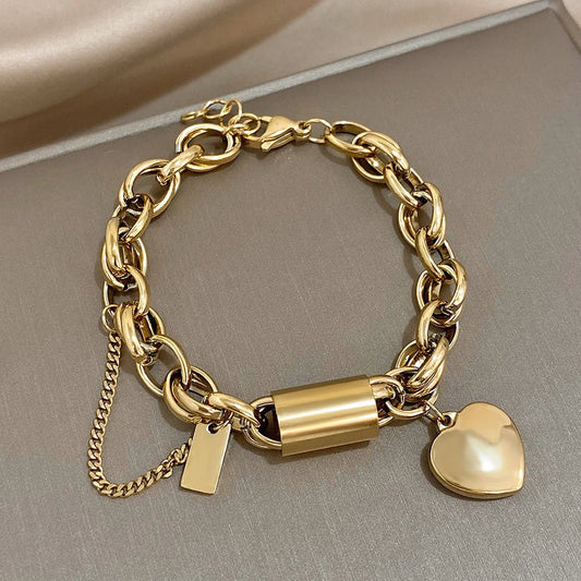 Trendiges Chunky Gliederketten-Armband mit Herz und Zylinder Anhänger