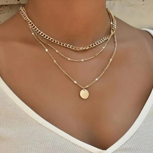 Mehrlagige Kette mit Plättchen-Anhänger im Boho-Stil