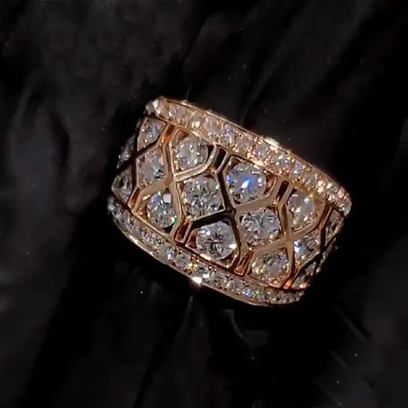 Eleganter Ring mit geometrischem Mesh-Design