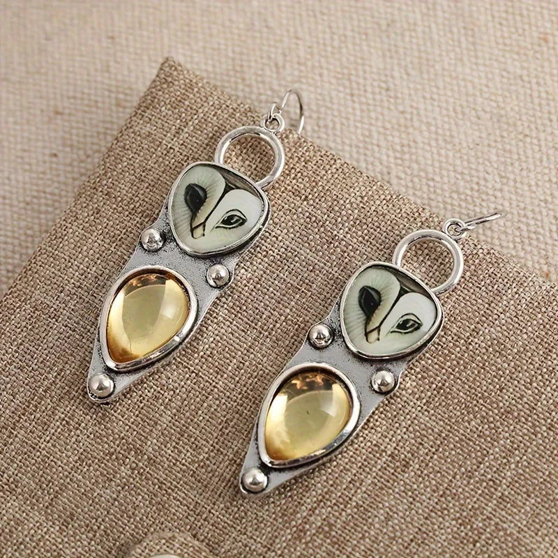 Handgefertigte Eulenohrringe mit Cabochon-Edelsteinen und antikem Finish