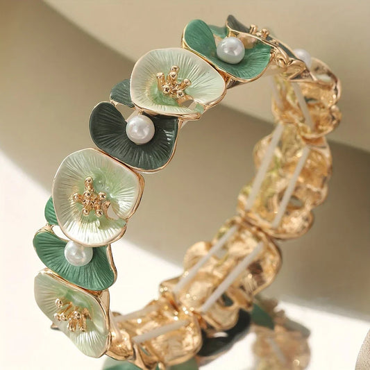 Vintage Armband mit eleganten grünen Bluten und zarten Perlen