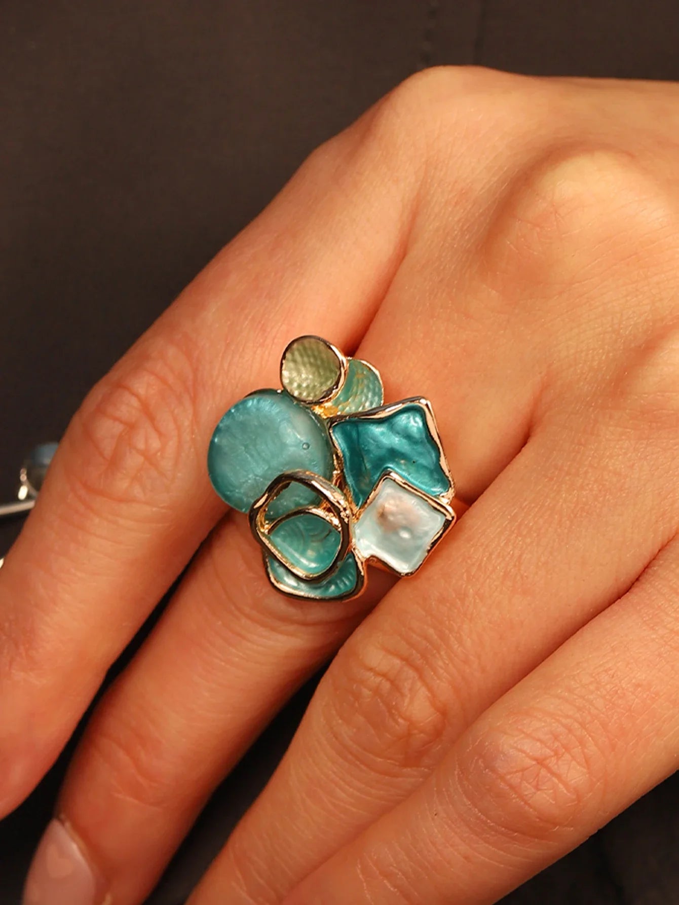 Mehrförmiger Ring mit Steinen in Türkistönen