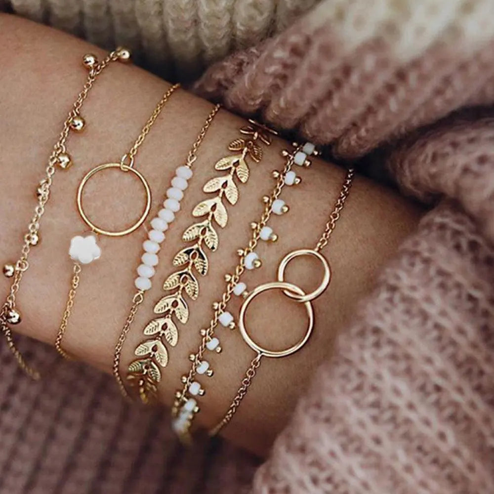 Verspieltes Armband-Set mit Blättern und weißen Perlen