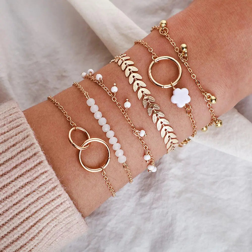 Verspieltes Armband-Set mit Blättern und weißen Perlen