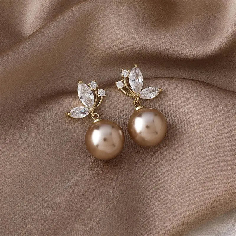 Elegante Blätter-Ohrringe mit glitzernden Kristallen und Perlen