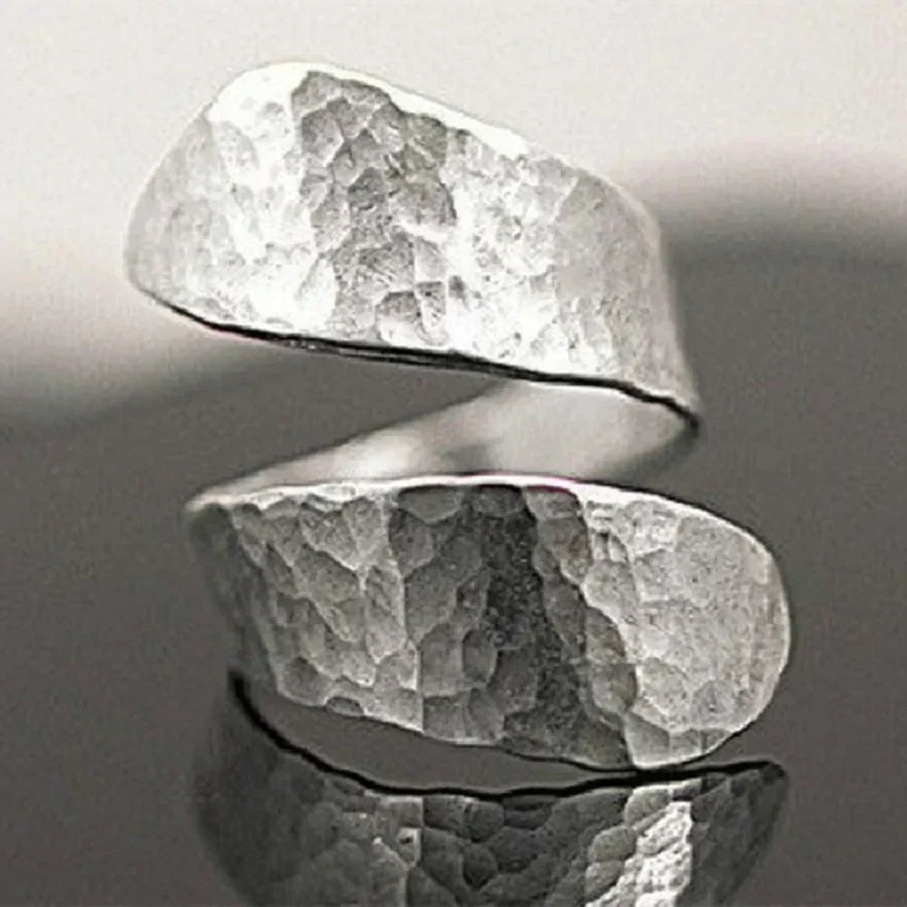 Verstellbarer Silberring mit gehämmertem Design