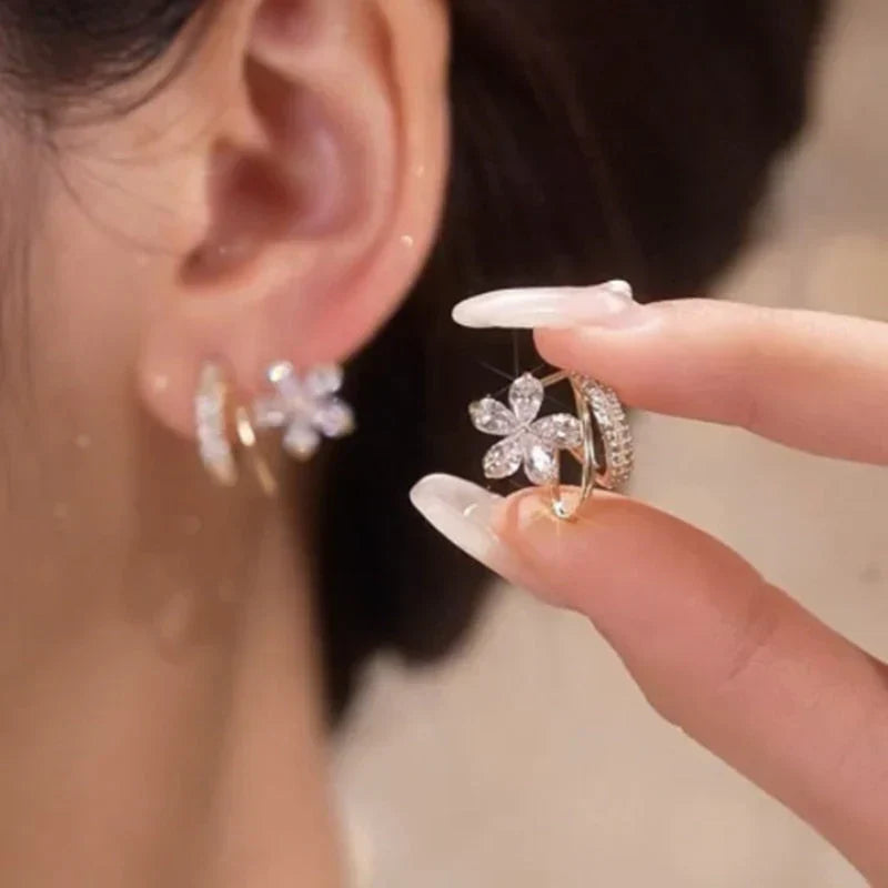 Blumen-Ohrringe mit glitzerndem Zirkonia und doppeltem Hoop-Design