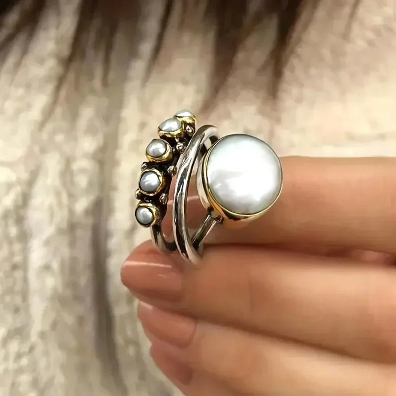 Eleganter Vintage-Ring mit natürlicher Perle und Gold-Akzenten