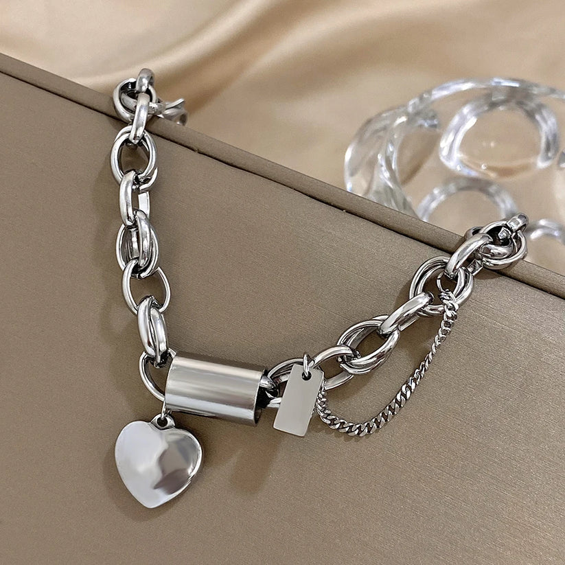 Trendiges Chunky Gliederketten-Armband mit Herz und Zylinder Anhänger