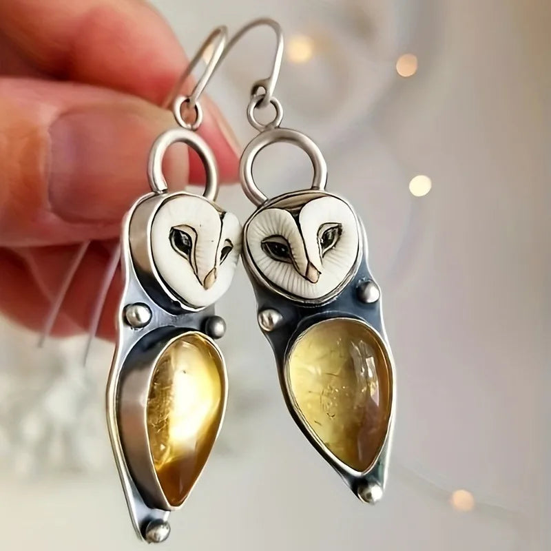 Handgefertigte Eulenohrringe mit Cabochon-Edelsteinen und antikem Finish