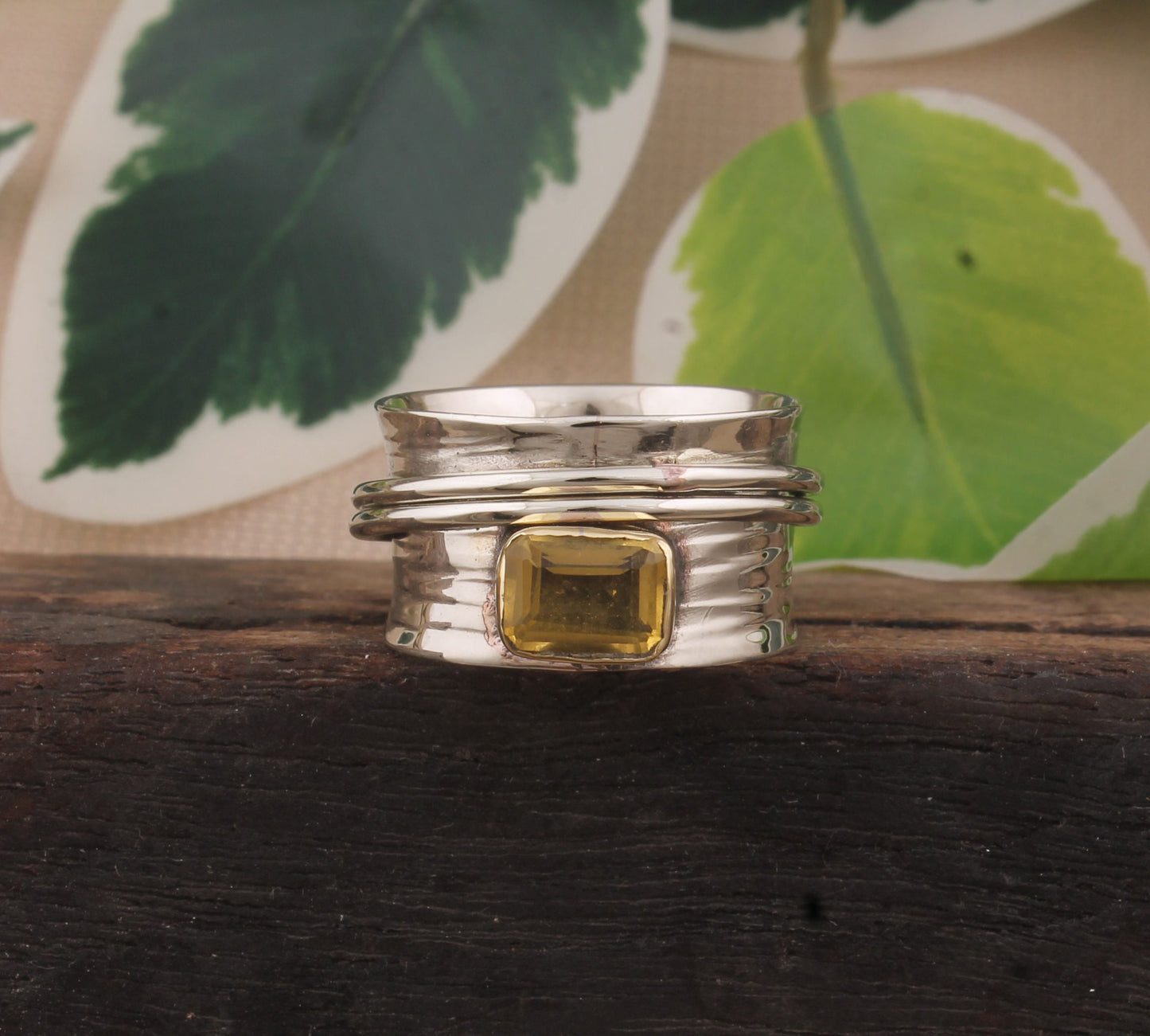 Handgefertigter Silberring mit Peridot-Edelstein und Golddetails