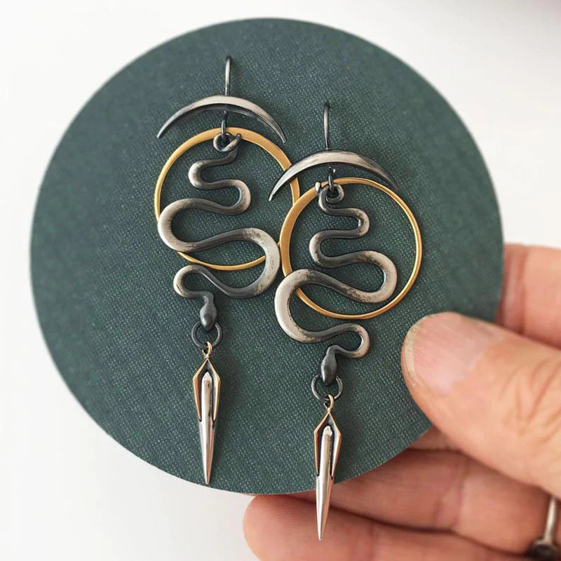 Mystische Spiral-Schlangen-Ohrringe mit Halbmond und Dolch-Details