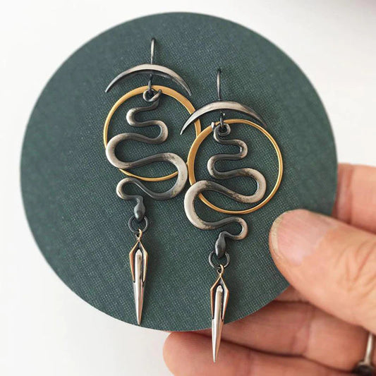 Mystische Spiral-Schlangen-Ohrringe mit Halbmond und Dolch-Details