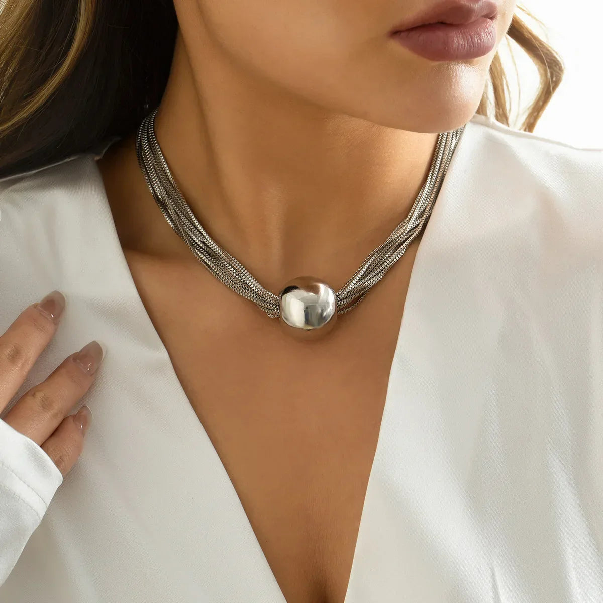 Elegante Mehrreihige Halskette mit Glänzender Metallkugel Anhänger