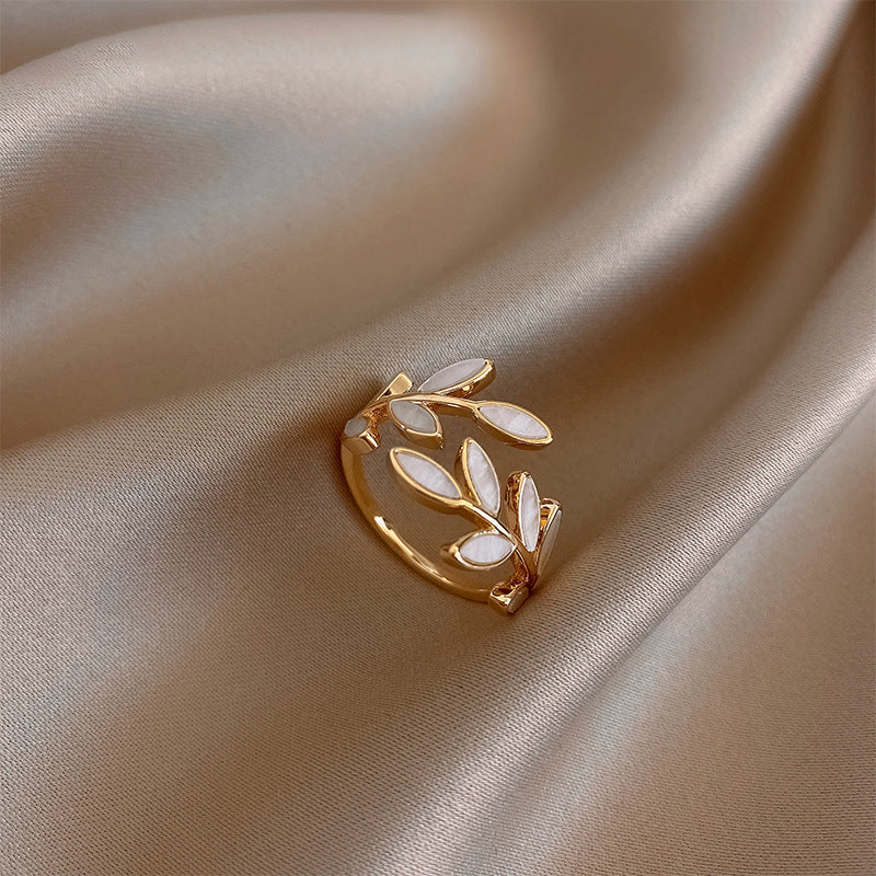 Verstellbarer Ring mit Blatt und weißem Opal