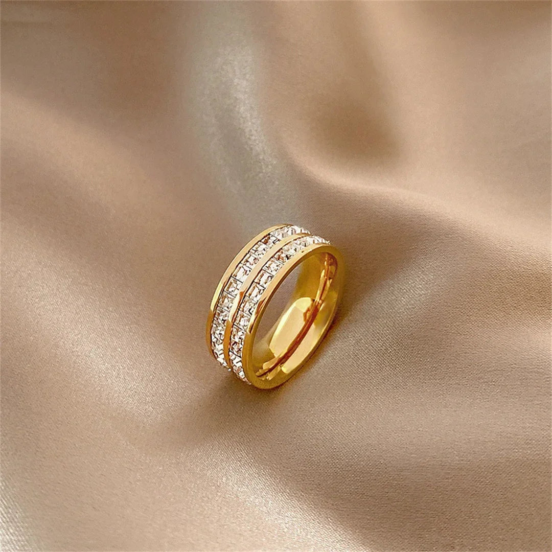Luxusring mit Kristallen