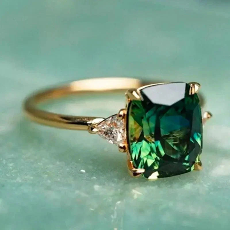 Eleganter quadratischer Ring mit Smaragd
