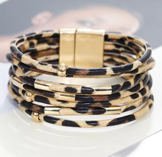 Trendiges Leoparden-Wickelarmband mit mehreren Lagen und Akzenten