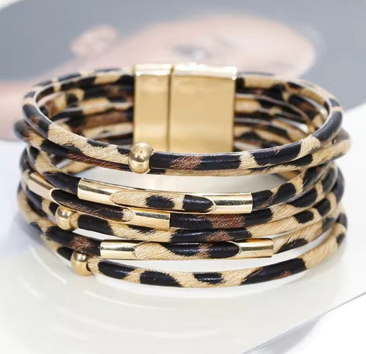 Trendiges Leoparden-Wickelarmband mit mehreren Lagen und Akzenten