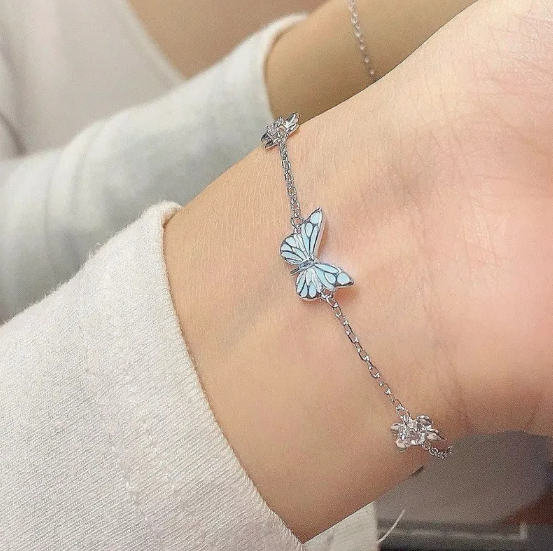 Leuchtendes Schmetterlings-Schmuckset: Halskette und Armband in Hellblau