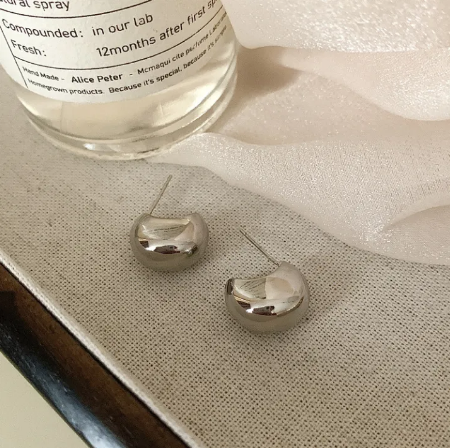 Unregelmäßige Tropfen Ohrstecker für Damen in glänzendem Metall-Finish