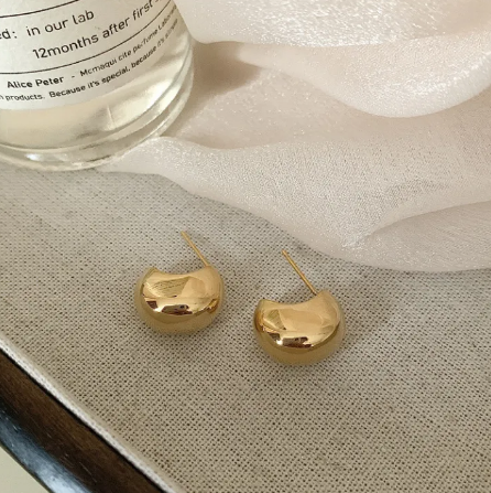 Unregelmäßige Tropfen Ohrstecker für Damen in glänzendem Metall-Finish