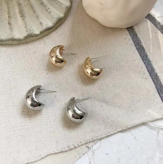 Unregelmäßige Tropfen Ohrstecker für Damen in glänzendem Metall-Finish