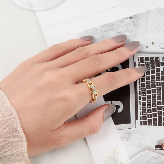 Hohler Ring mit Hufeisendesign