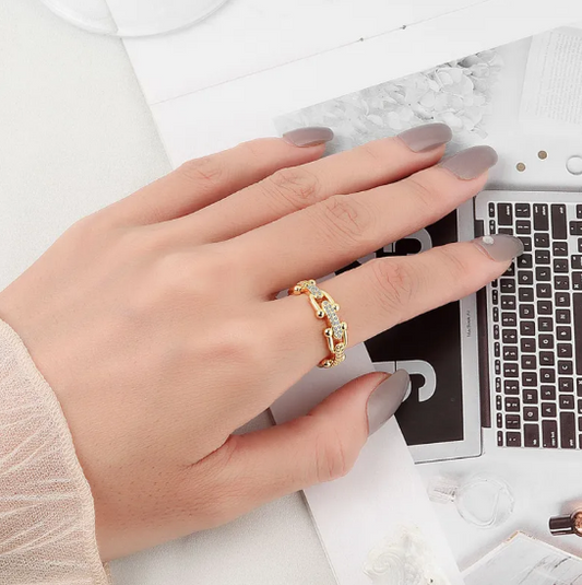 Hohler Ring mit Hufeisendesign