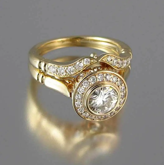 Ring mit goldfarbener Mikroeinlage