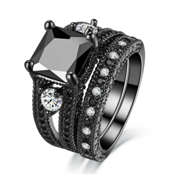 Ring mit schwarzem Zirkon und Kristallen