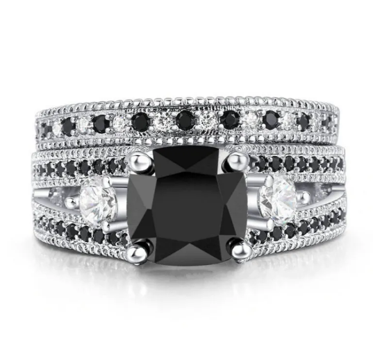 Ring mit schwarzem Zirkon und Kristallen