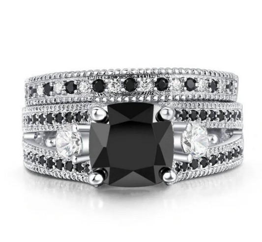 Ring mit schwarzem Zirkon und Kristallen