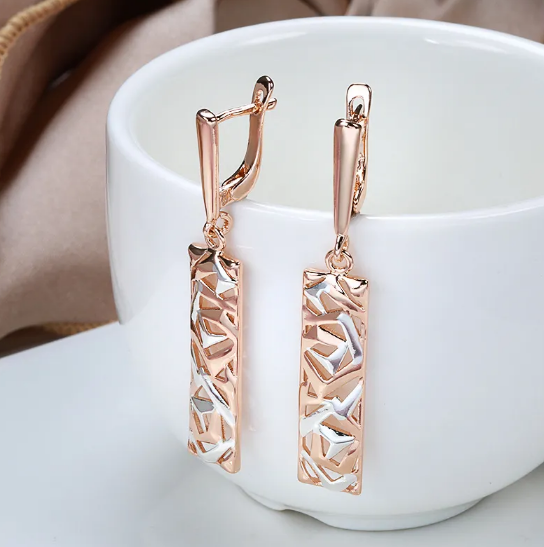 Bicolor-Ohrhänger mit geometrischem Ausstanzmuster in Roségold-Optik