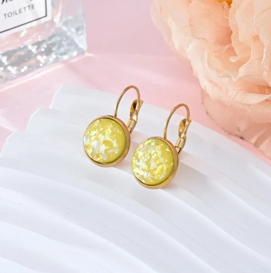 Funkelnde Edelstahl-Ohrringe mit glitzernden Pailletten und Strasssteinen