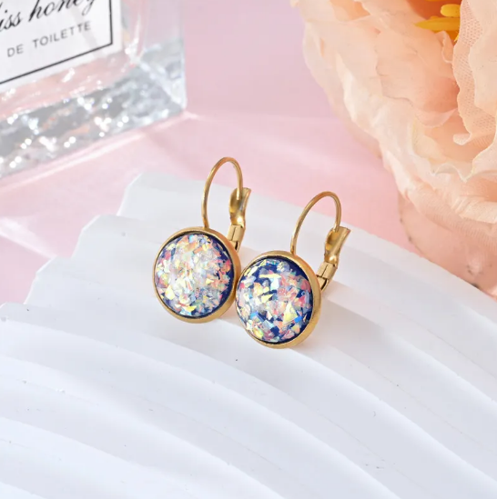 Funkelnde Edelstahl-Ohrringe mit glitzernden Pailletten und Strasssteinen