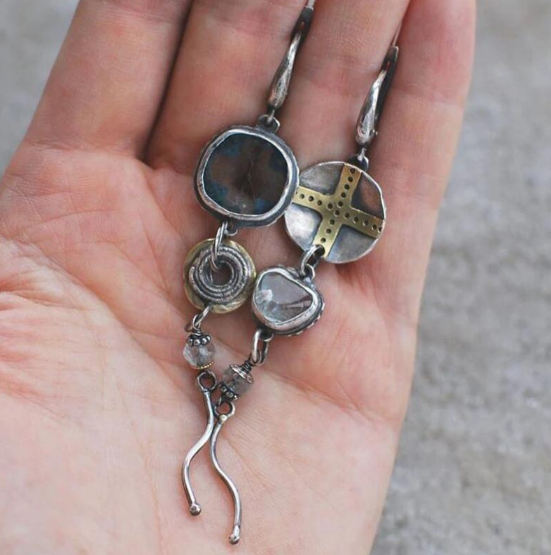 Handgefertigte Asymmetrische Ohrringe mit Kreuz- und Spiralmotiven
