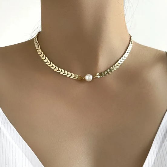 Elegantes Blätterketten-Choker mit Akzent-Perle