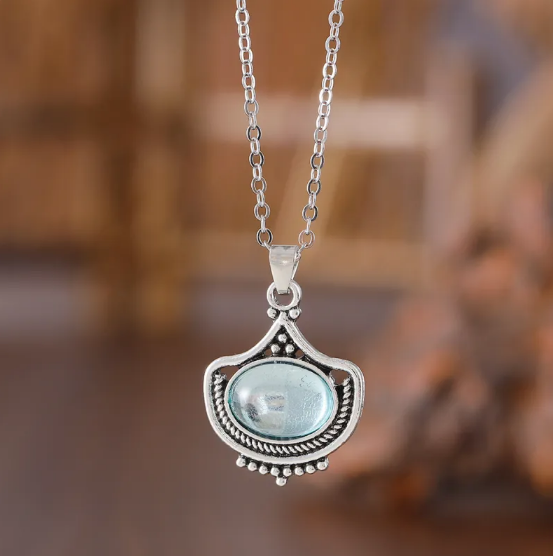 Antik anmutendes Schmuckset mit himmelblauen ovalen Steinen