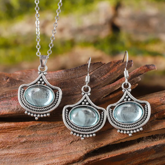 Antik anmutendes Schmuckset mit himmelblauen ovalen Steinen